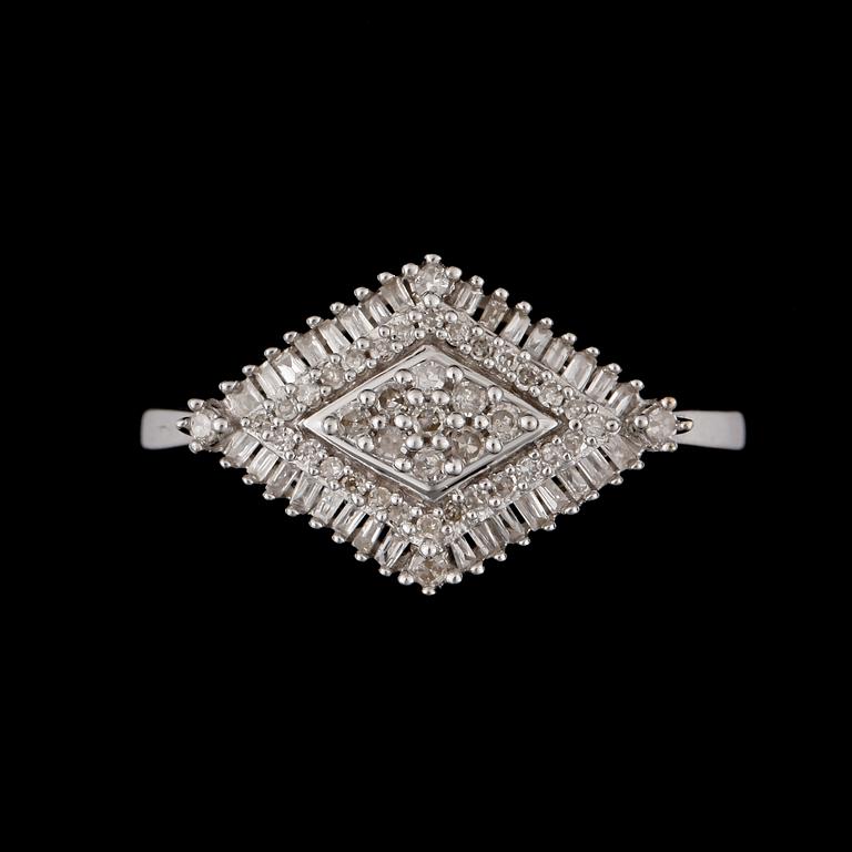 RING, 9k vitguld med åttkants- och baguettslipade diamanter tot ca0,60ct. Vikt 2,6g.
