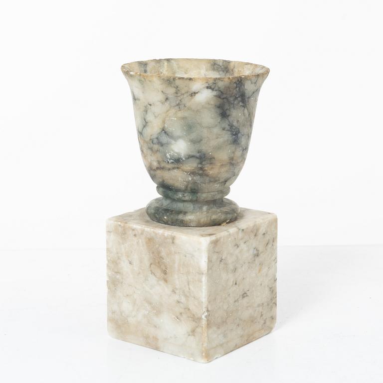 An alabaster vase, 19th/20th century.