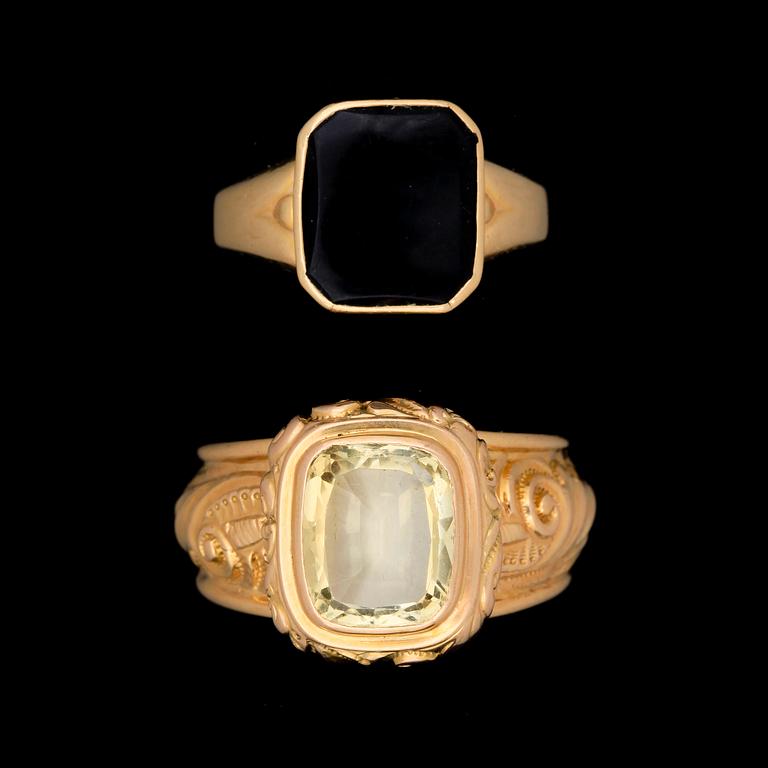 RINGAR, 2 st, 18k guld med gul citrin o svart sten. Bla 1830/40-tal. Tot vikt 9,2g.