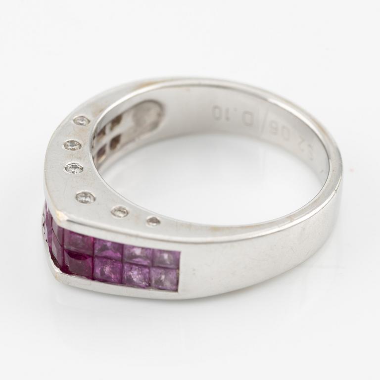 Ring med 18K vitguld med rosa safirer och runda briljantslipade diamanter.