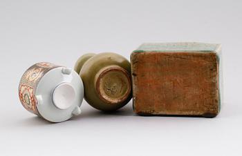 OSTINDISKA FÖREMÅL, 3 delar, porslin, sannolikt 1900-tal.