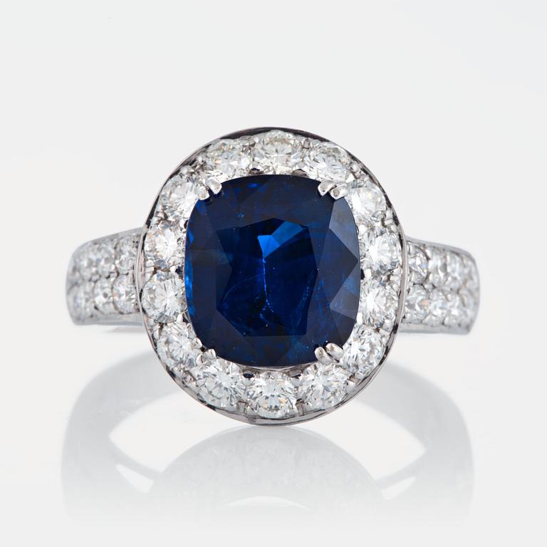 Ring med en fasettslipad safir 4.99 ct enligt uppgift och runda briljantslipade diamanter.