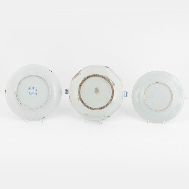 A group of three Chinese porcelain dishes, Qing dynasty, 18th and 19th century.