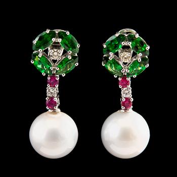 399. A PAIR OF EARRINGS, south sea pearls 14 mm, tsavorites 4.87 ct, rubies 0.58 ct, brilliant cut diamonds 0.35 ct W/vs.