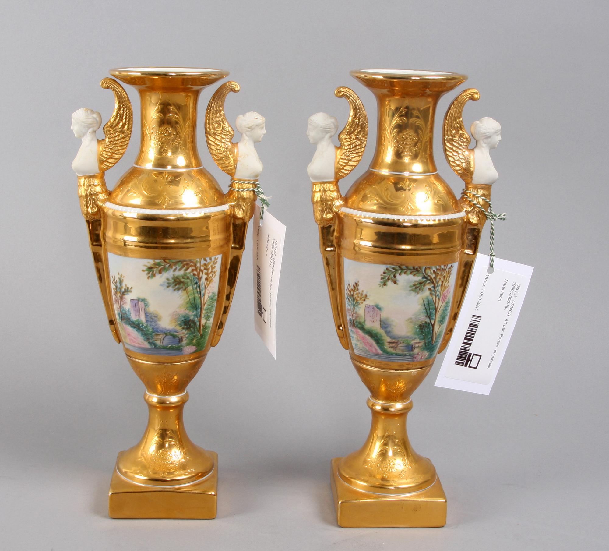 URNOR, ett par. Porslin, empirestil. 1900/2000-tal.