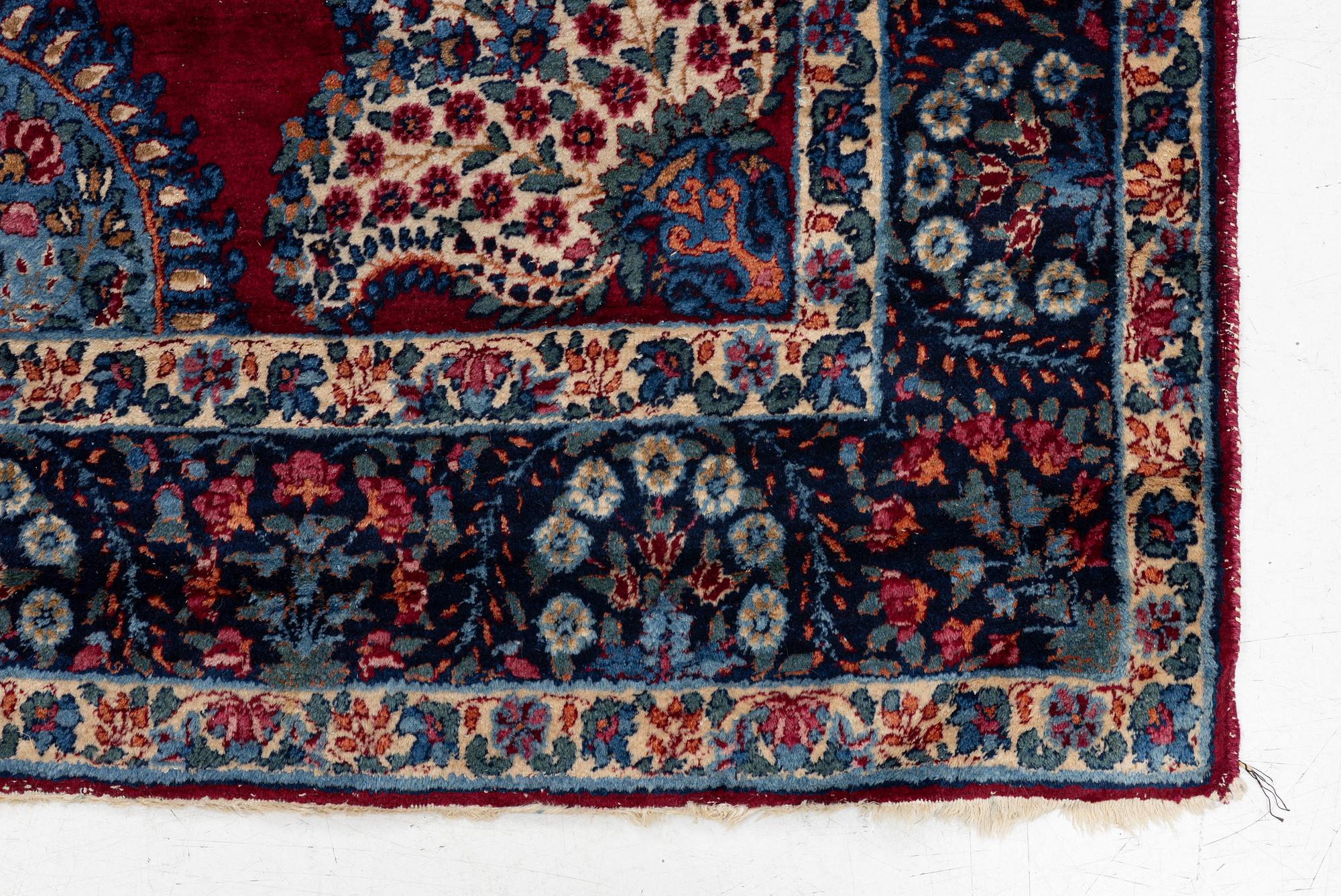 Carpet, approx. 265 x 155 cm.