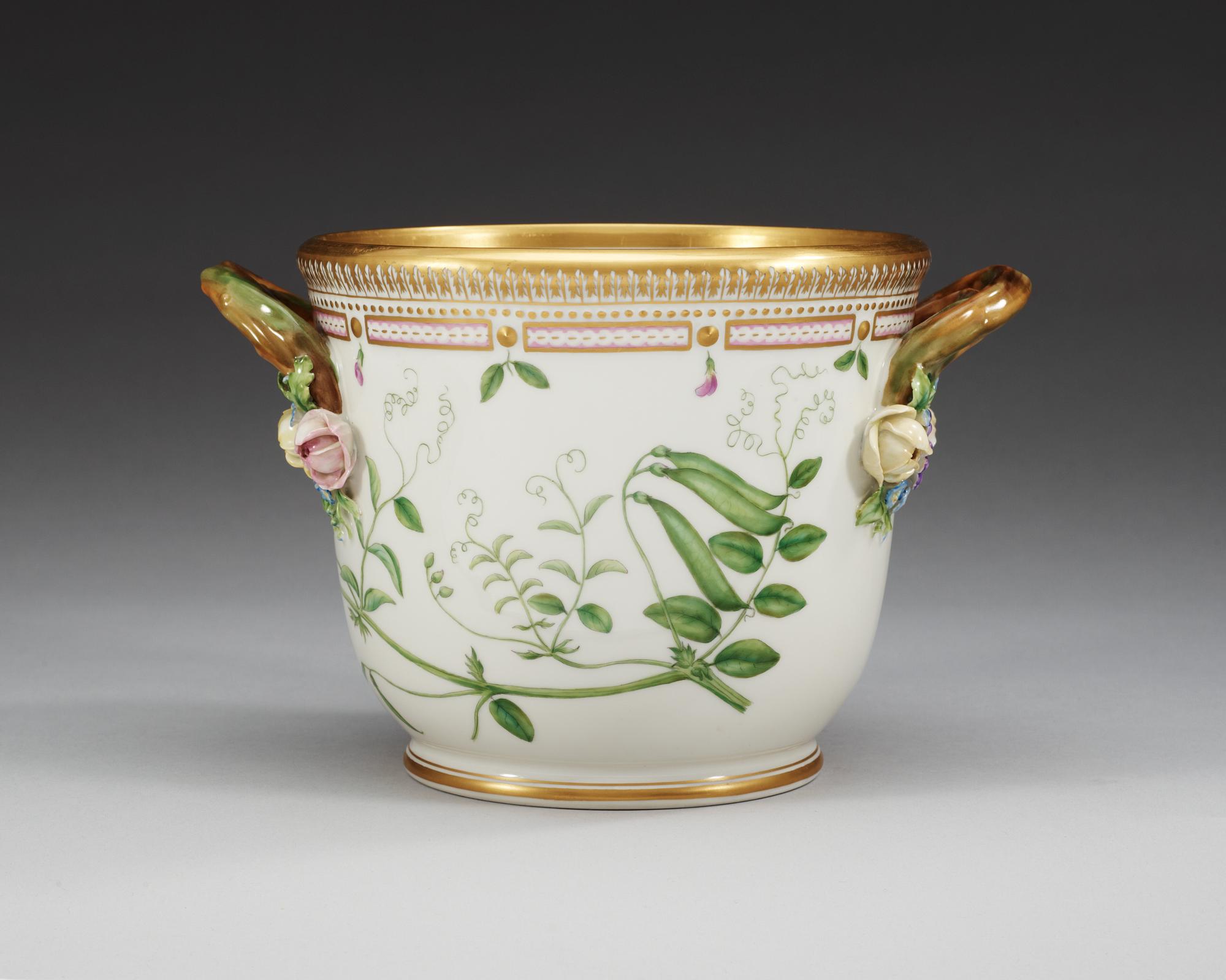 VINKYLARE/YTTERFODER, porslin. Kungl. Dansk, "Flora Danica", 1900-tal.