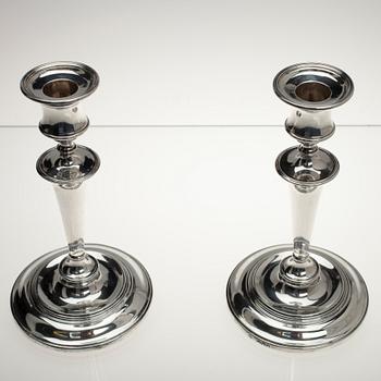 LJUSSTAKAR, ett par, sterling silver, London 1896.