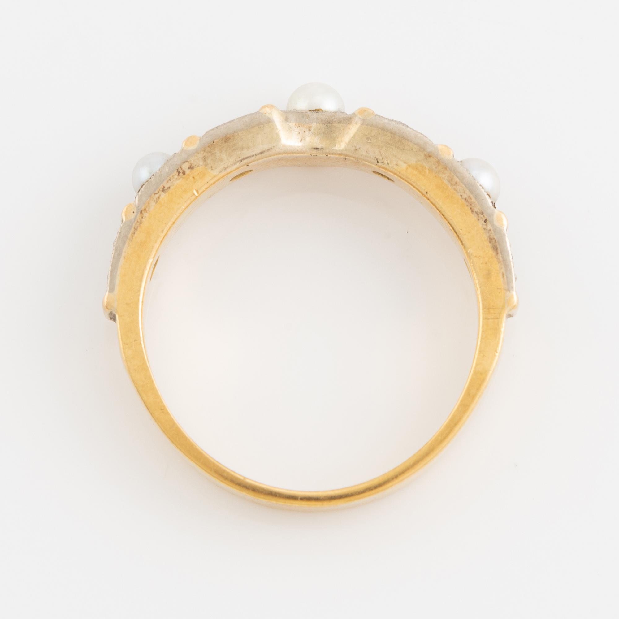 An 18K gold ring set with cultured pearls and round brilliant-cut diamonds.