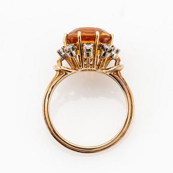 Ring, 14k guld med orange citrin och briljantslipade diamanter.