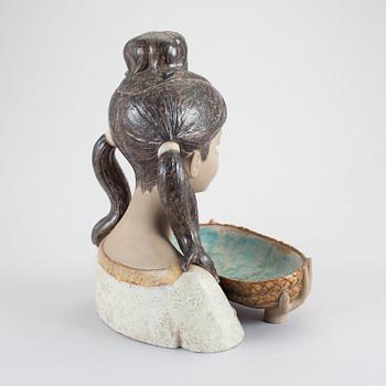 FIGURIN MED FAT, 2 delar, keramik, Lladro, Spanien, 1900-talets andra hälft.