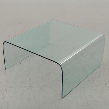 A GLASS SOFA TABLE.