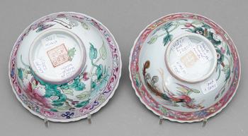 SKÅLAR MED FAT, ett par, porslin, Kina, sen Qing dynasti, 1800-tal.