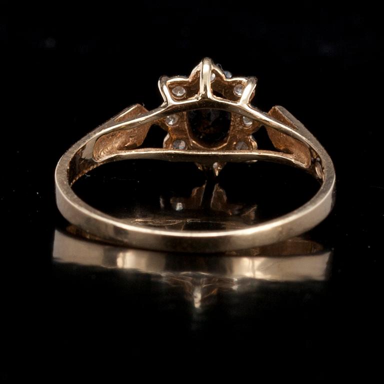 RING, guld 14K, safir ca 0,50 ct, 8/8-slipade diamanter tot. 0,06 ct. Finska stämplar 1999. Vikt 1,7 g.