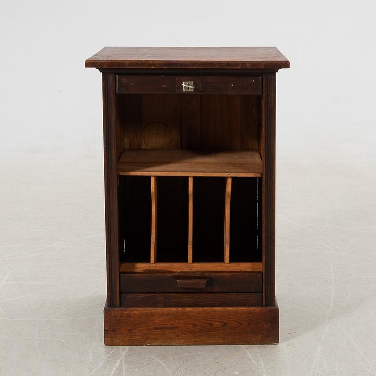 Jalusiskåp, 1900-talets första hälft.