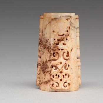 DEKORFRAGMENT, sten. Kina, arkaiserande.