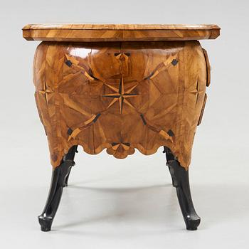 BYRÅ. Rokoko, 1700-talets mitt. Troligen Tyskland.