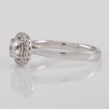 RING, 18K vitguld och diamanter tot ca 0.58 ct. varav en ca 0.48 ct.