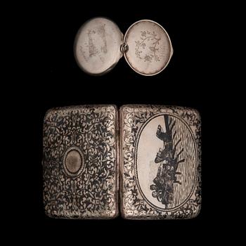 CIGARETTETUI OCH PILLERDOSA, silver, Ryssland och Finland, 1900-talets början.