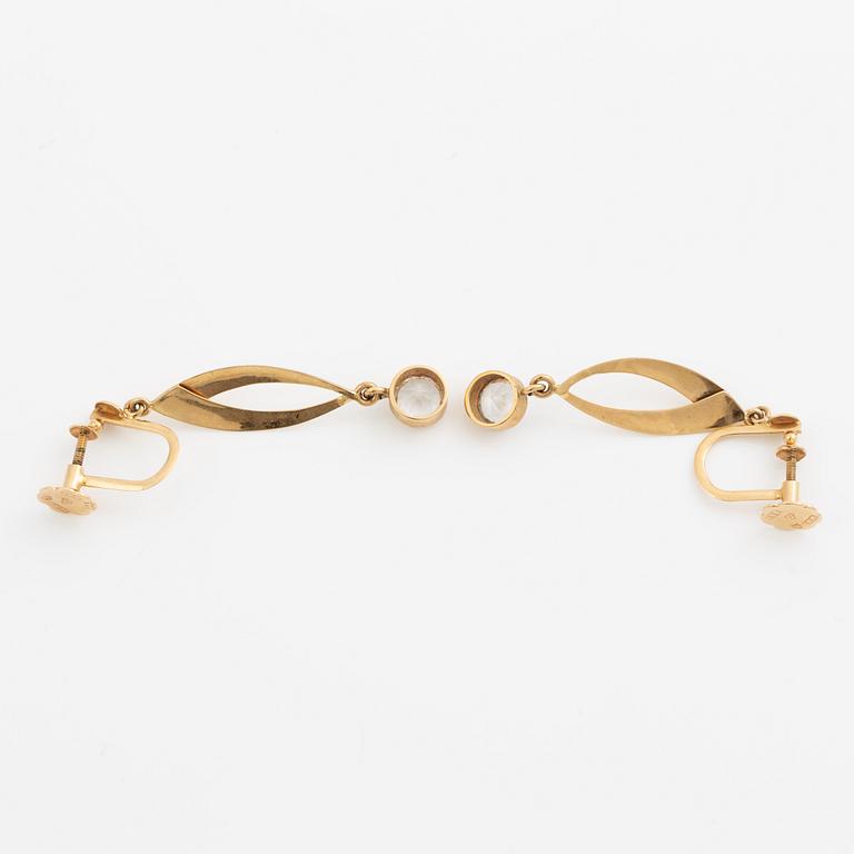 Örhängen 18K guld med fasettslipade vita stenar.