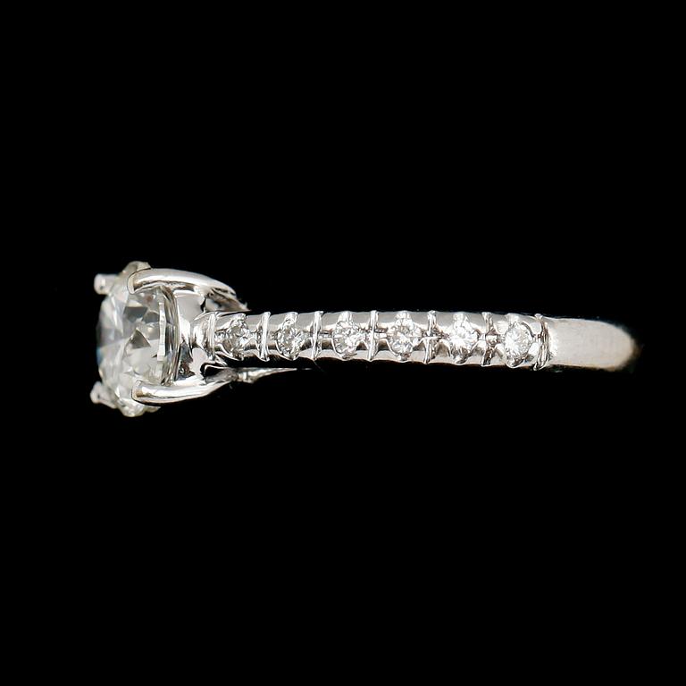 RING, 14 k vitguld, briljantslipade diamanter tot ca 1,0 ct.