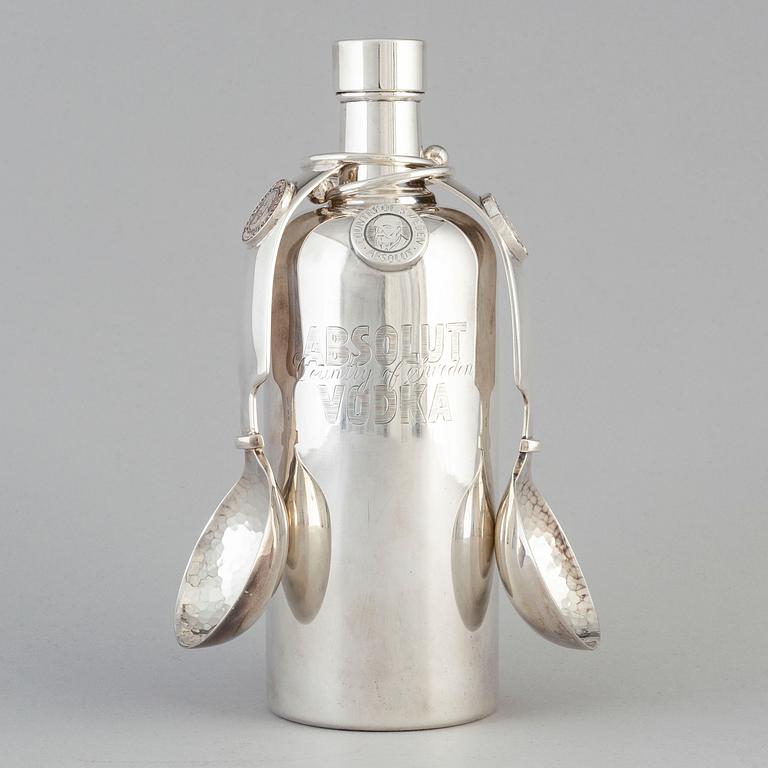 VODKAFLASKA OCH TVÅ SKEDAR, sterlingsilver, 1900-talets slut. Dustbag medföljer.