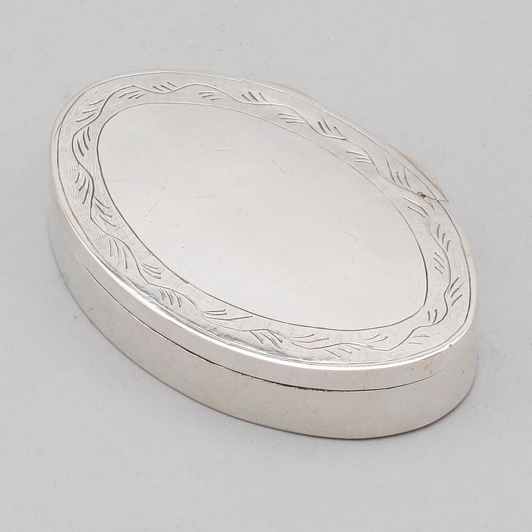 SPETSDOSA, silver, Eric Björkman, Eskilstuna 1839. Vikt ca 48 gram.