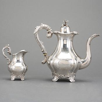 KAFFEKANNA och GRÄDDKANNA, silver. P.A. Weström, Uppsala 1866. Nyrokoko. Vikt ca 913g.