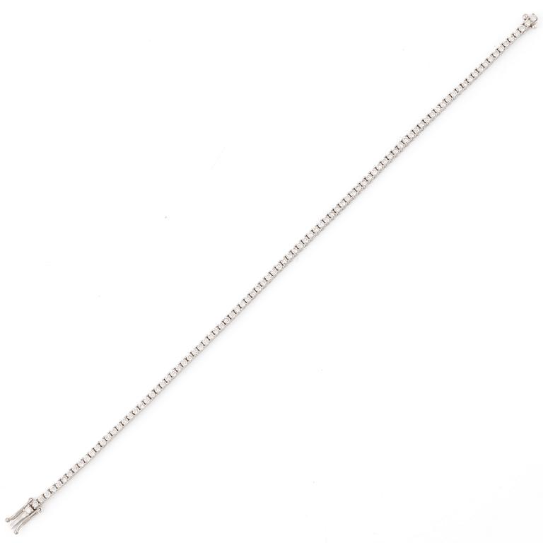 Tennisarmband 18K vitguld med briljantslipade diamanter.