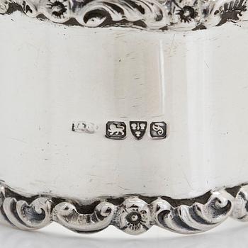 Äggkopp och servettring, sterlingsilver, i originaletui, Chester 1909.