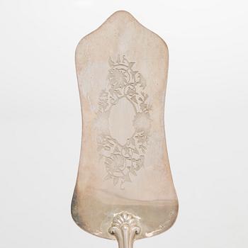 A silver cake server, and a silver platter, silver, J. E. Fagerroos, Helsinki 1874 and Kultakeskus, Hämeenlinna 1956.