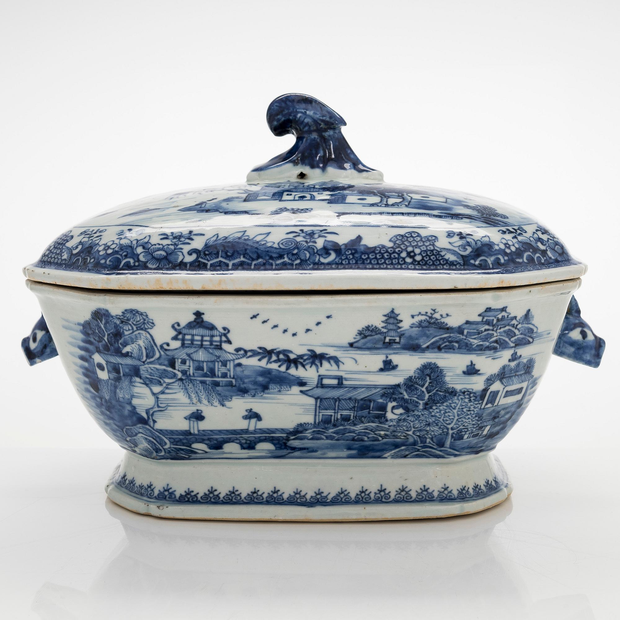 A blue and white tureen with cover and a dish, Qing dynasty, Qianlong (1736-95).