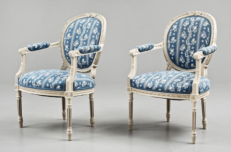 KARMSTOLAR, ett par, gustaviansk stil, 1900-tal.