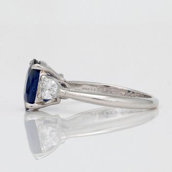 RING, Tiffany & co, med obehandlad burmasafir, 2.37ct samt droppslipade diamanter. Certifikat från AGL.