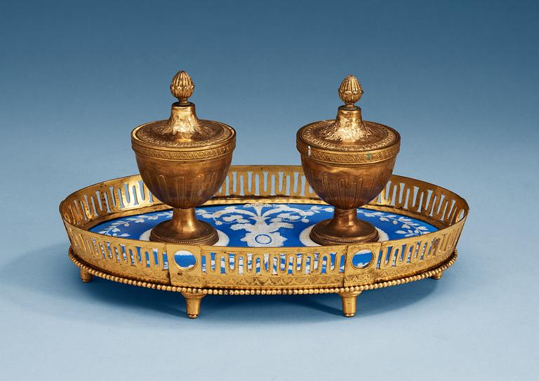 SKRIVSTÄLL, biskvi och förgylld brons. Troligen Ryssland, ca 1800.