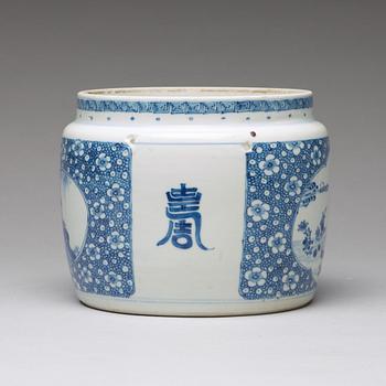 A blue and white jar, Qing dynasty, Kangxi (1662-1722).