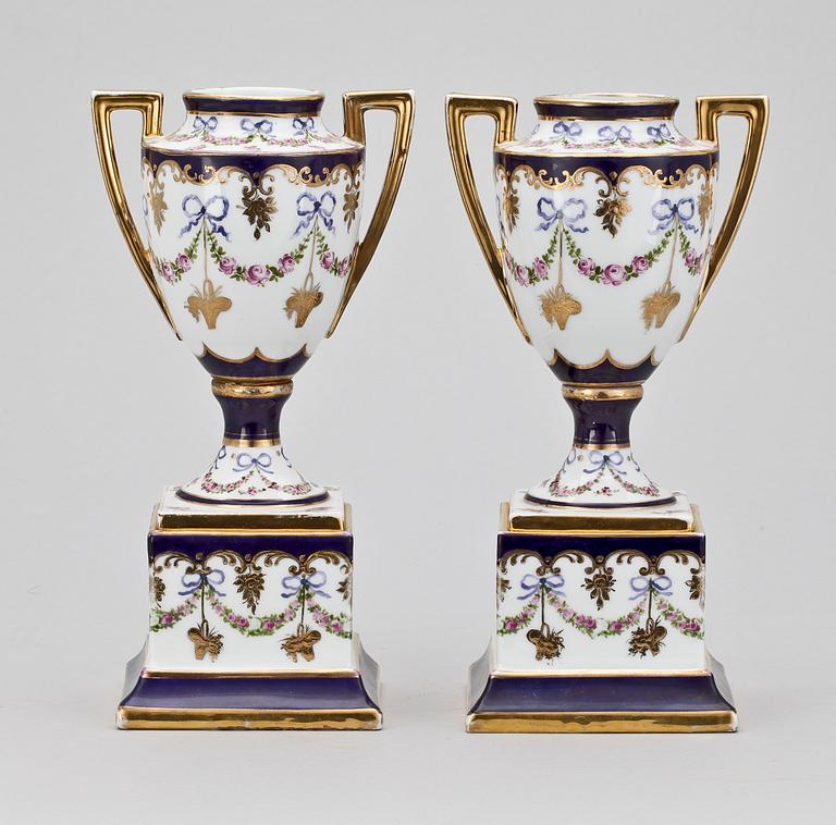 URNOR, ett par, porslin, Wien, tidigt 1900-tal.