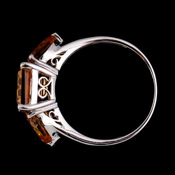 RING, 18 k vitguld, gula citriner.