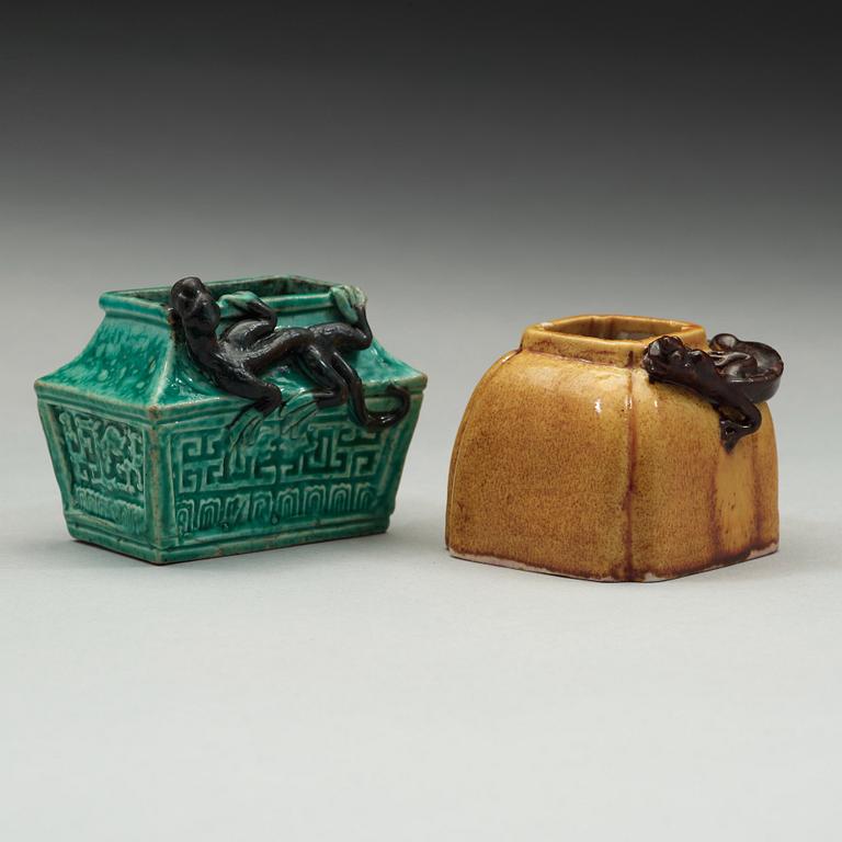 PENSELBAD, två stycken, porslin. Qingdynastin, 1800-tal.