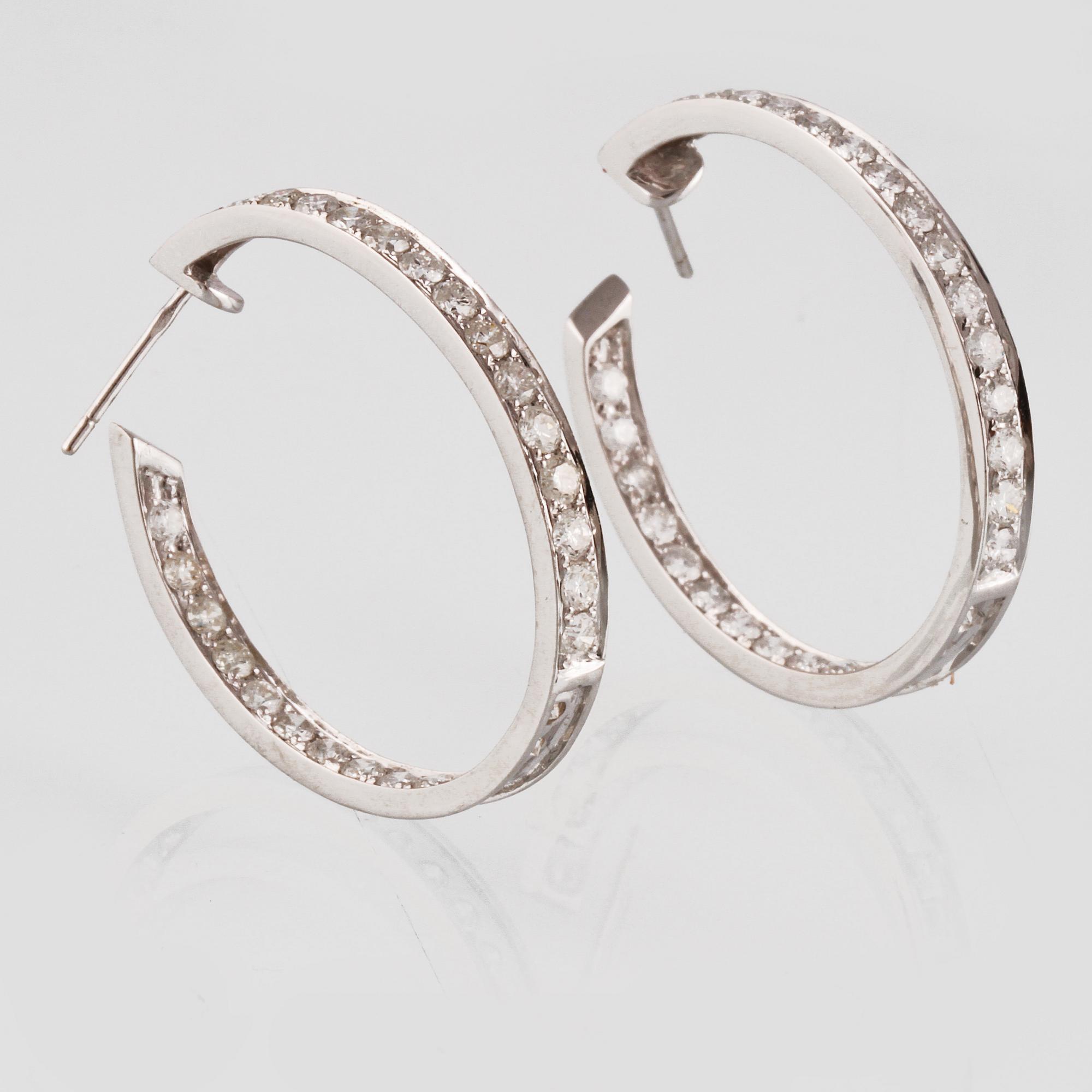 ÖRHÄNGEN, 18K vitguld med briljantslipade diamanter ca 3.41 ct. Vikt 8,8 gram.