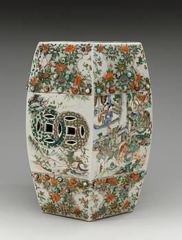 A famille verte garden seat, late Qing dynasty (1644-1912).