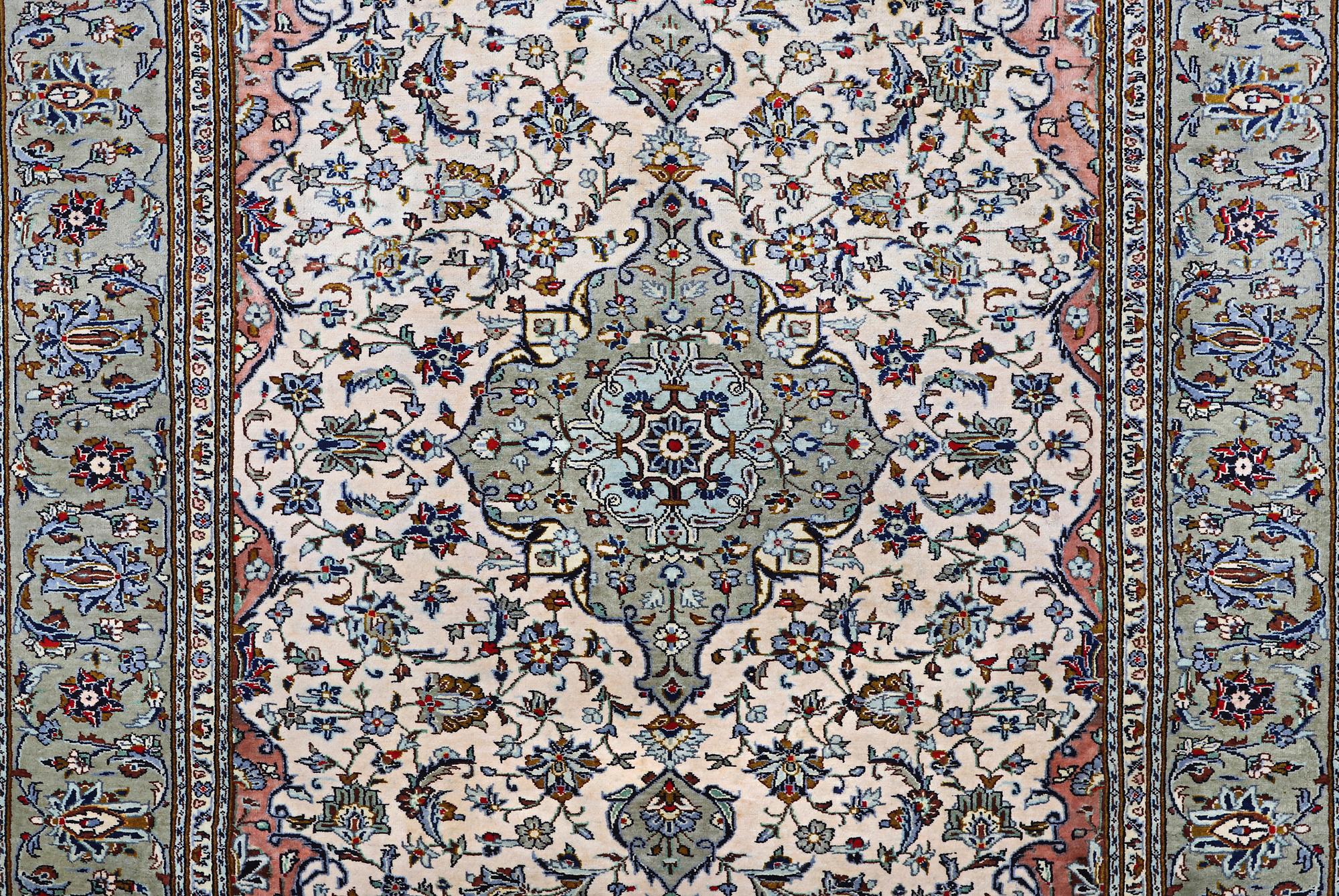 A carpet, Kashan, ca 291 x 201 cm.