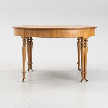 An oak dining table, around the year 1900.