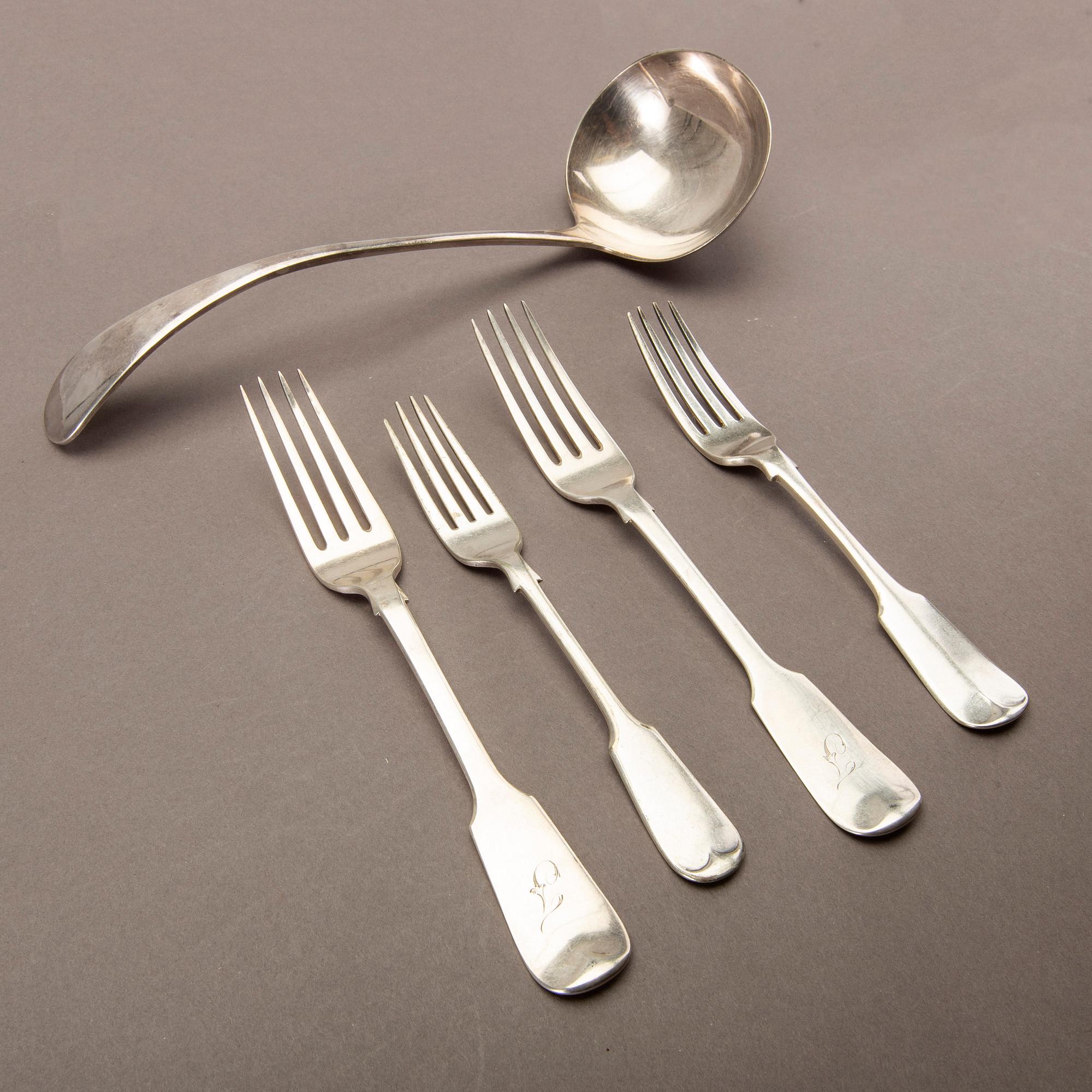 An English 20th century 21 pcs of silver cutlery, different makers, total weight ca 1120 gram.