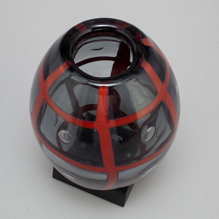 CARLOS R PEBAQUE, a glass vase, Gullakruv.