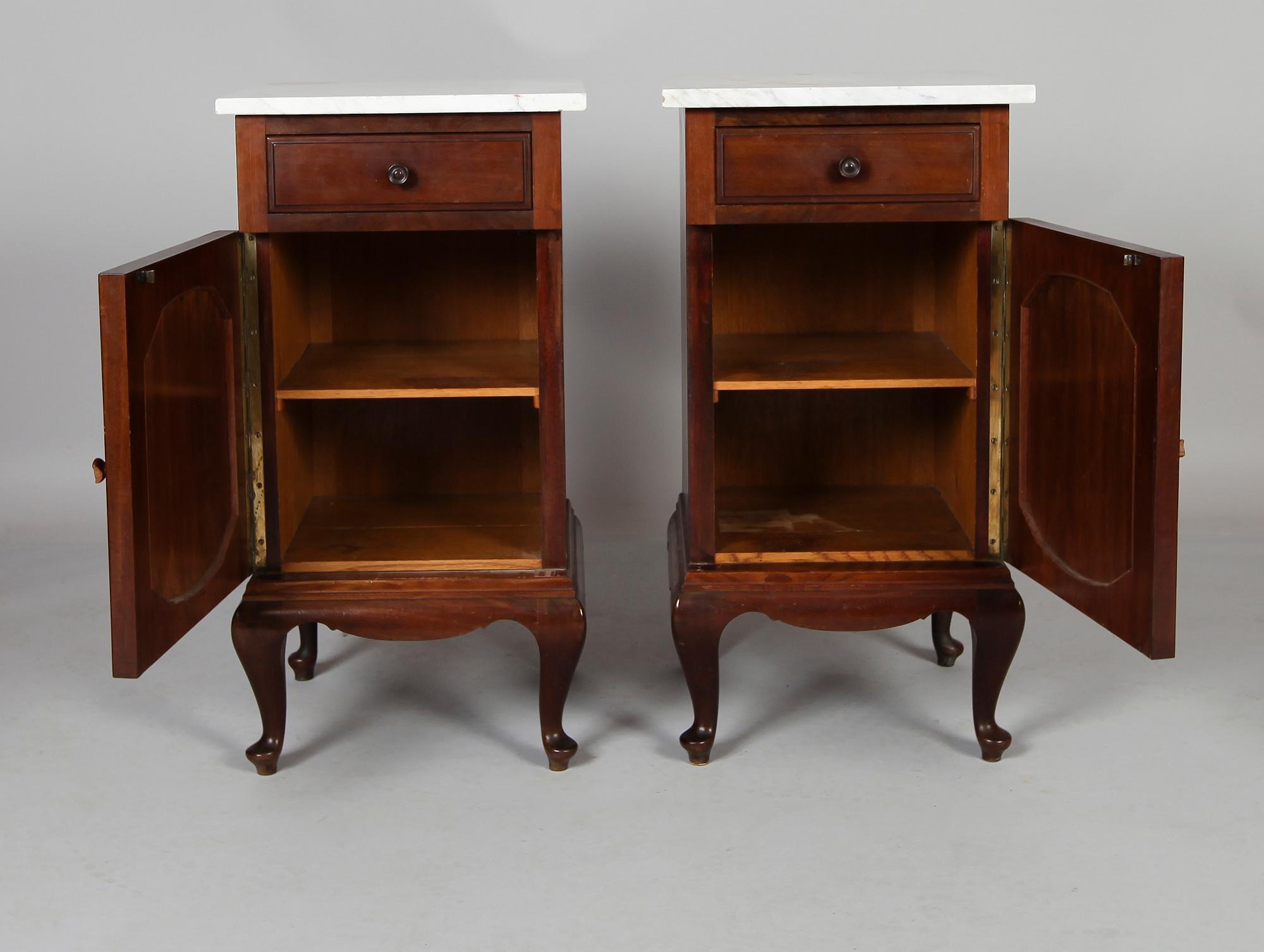 SÄNGBORD, 1 par, 1900-talets första hälft.