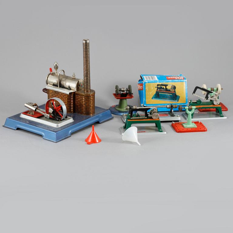 LEKSAKER, 8 delar, Wilesco och Mamod, 1900-talets tredje kvartal.