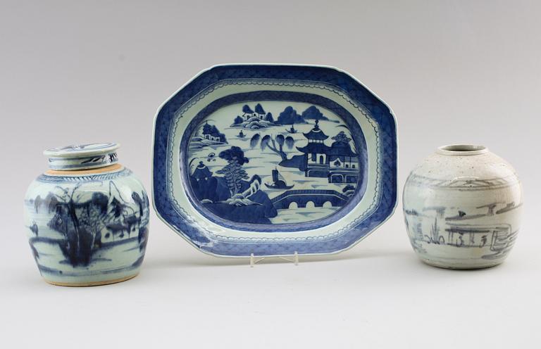 STEKFAT samt BOJANER, 2 st, porslin, Kina, 1800-tal.