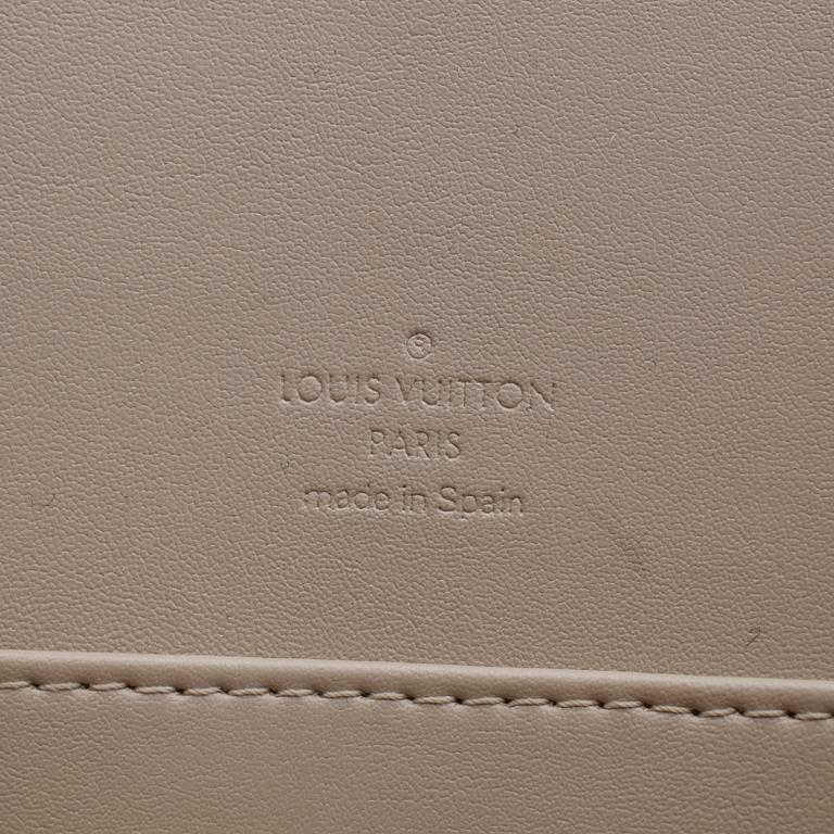 LOUIS VUITTON, a beige Monogram Vernis "Thompson Street" shoulder bag.