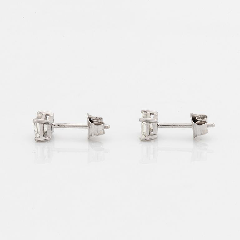 Örhängen med radiantslipade diamanter totalt 1,01 ct, med GIA dossier.